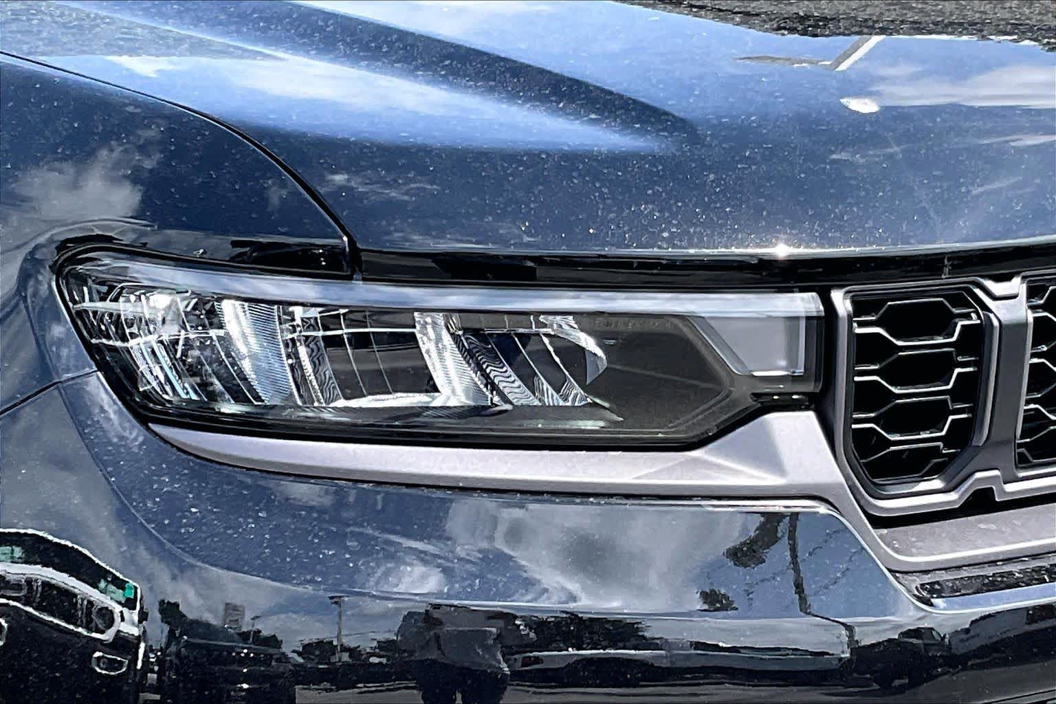 New 2026 Diamond Black Crystal Pearl-Coat Exterior Paint Jeep Laredo Altitude image 10
