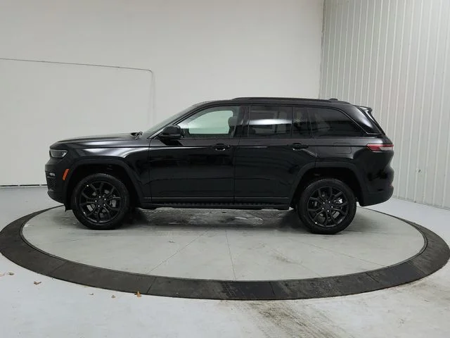 New 2025 Diamond Black Crystal Pearl-Coat Exterior Paint Jeep Limited image 4
