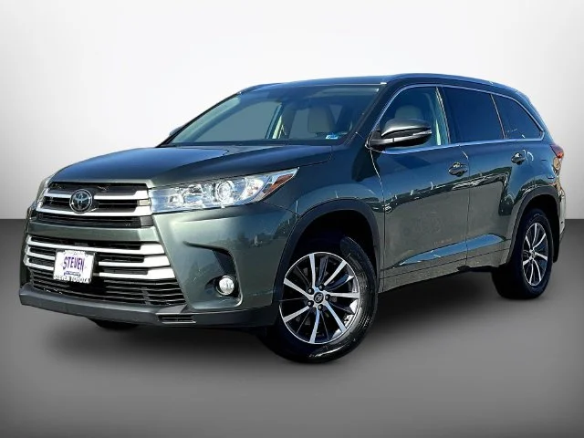 Used 2018 Green Toyota XLE image 3