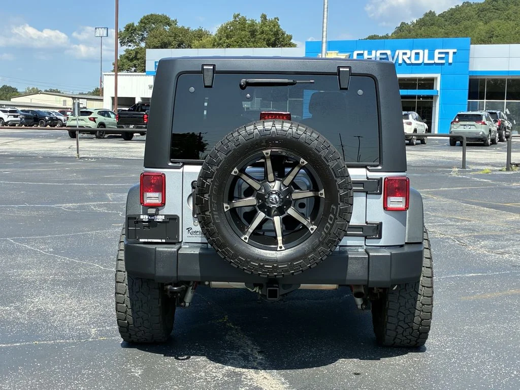 Used 2015 Silver Jeep Unlimited Sport image 8