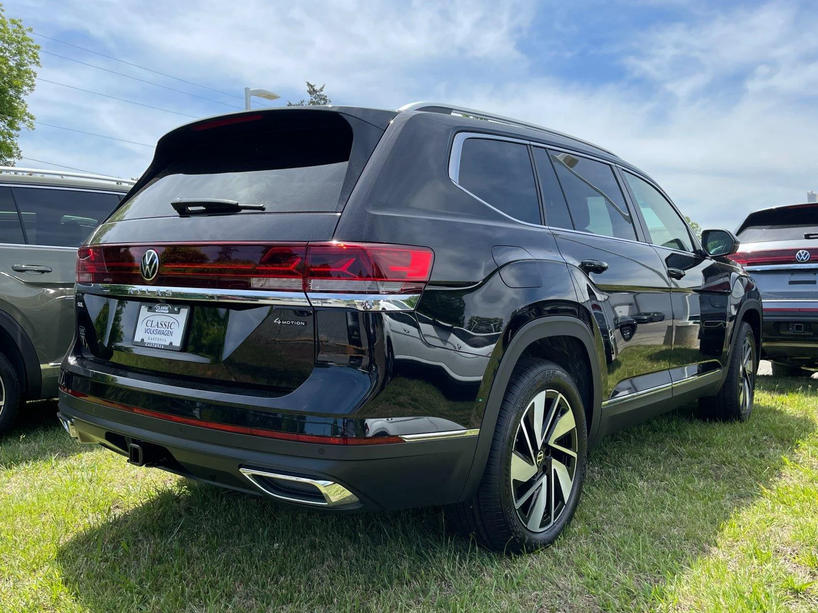 New 2026 deep black pearl Volkswagen 2.0T SEL image 5