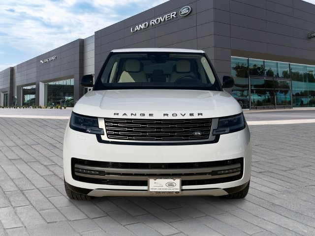 Used 2023 White Land Rover SE image 8
