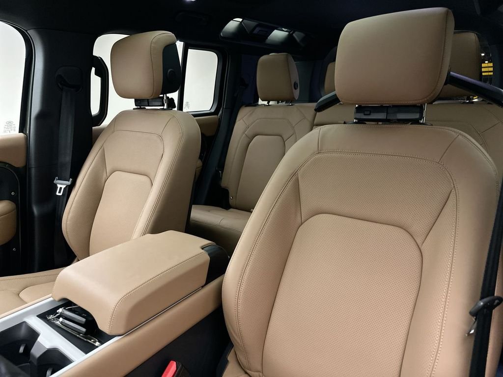 New 2026 Woolstone Green Land Rover X-Dynamic SE image 10