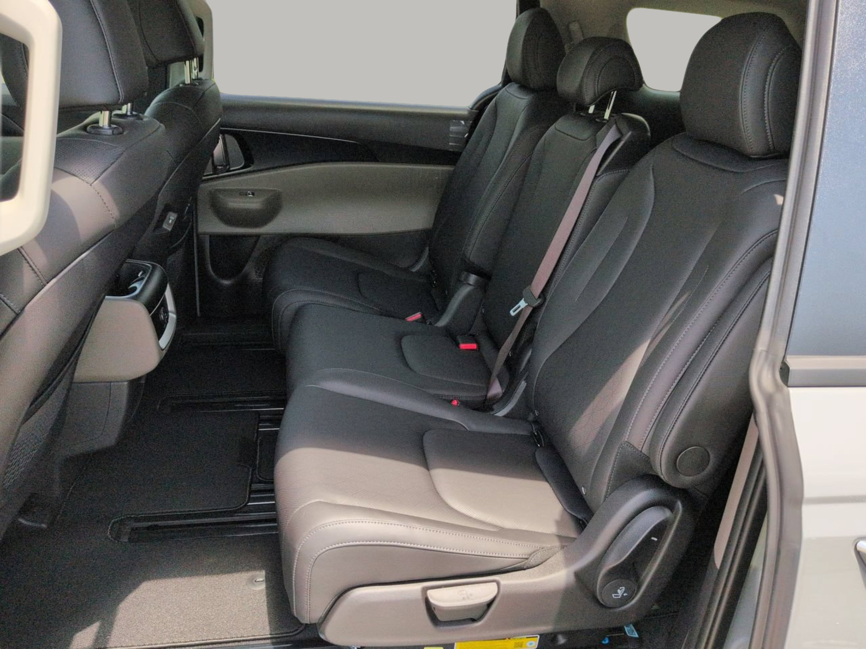 New 2027 Ceramic Silver Kia LXS image 18