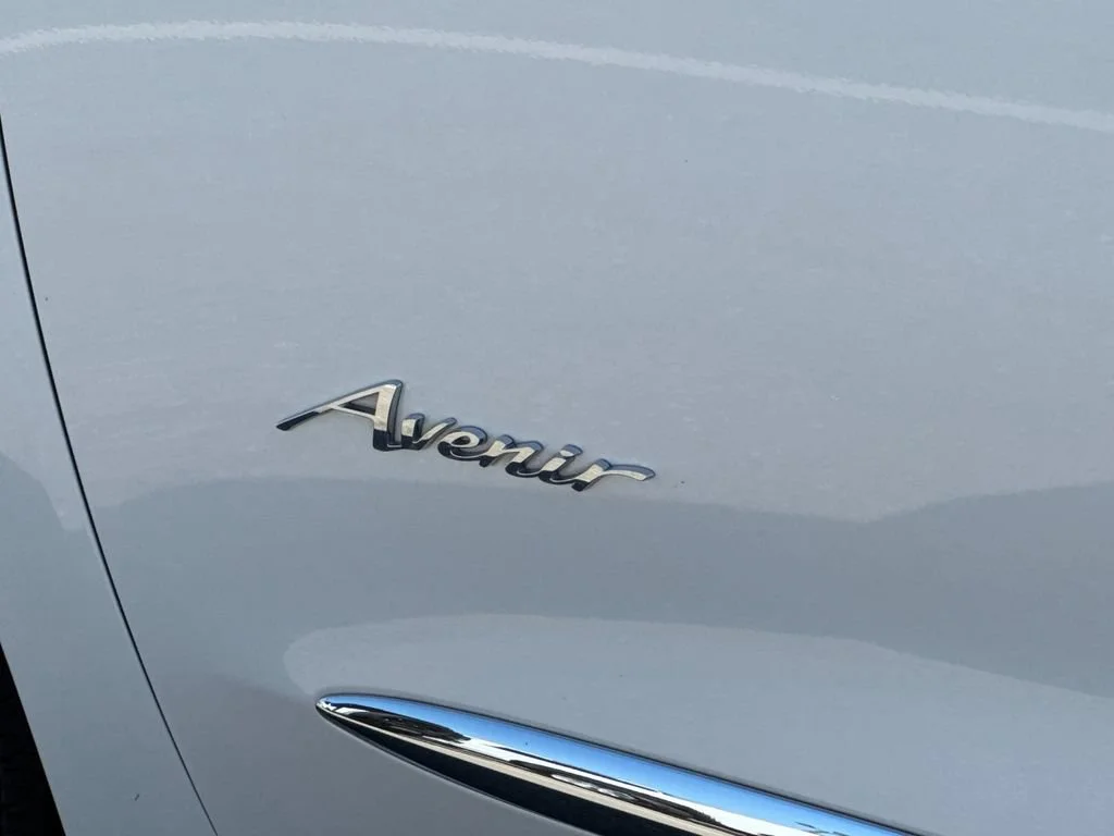 Used 2021 WHITE FROST TRICOAT Buick Avenir image 33