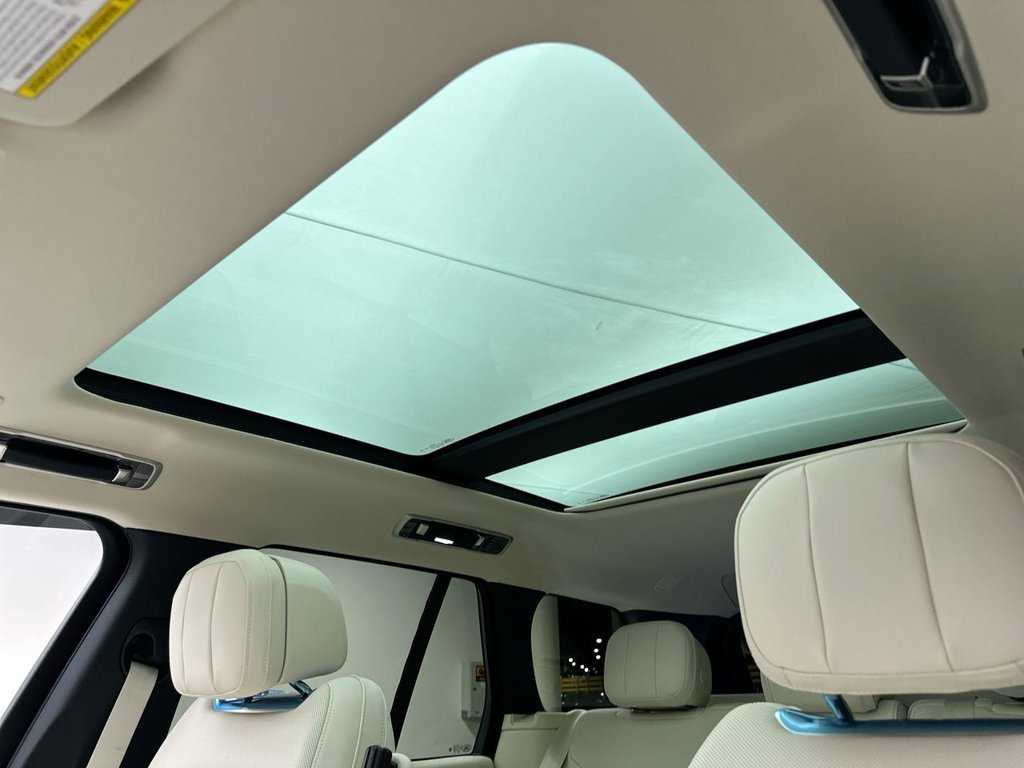 New 2027 Santorini Black Land Rover SE image 11