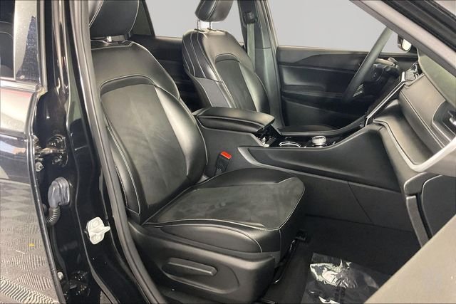 Used 2023 Black Jeep Altitude image 29