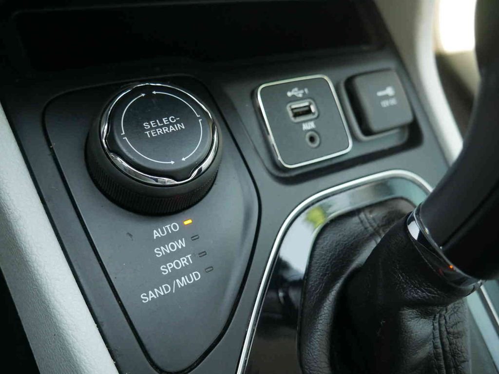 Used 2021 Blue Jeep Limited image 33
