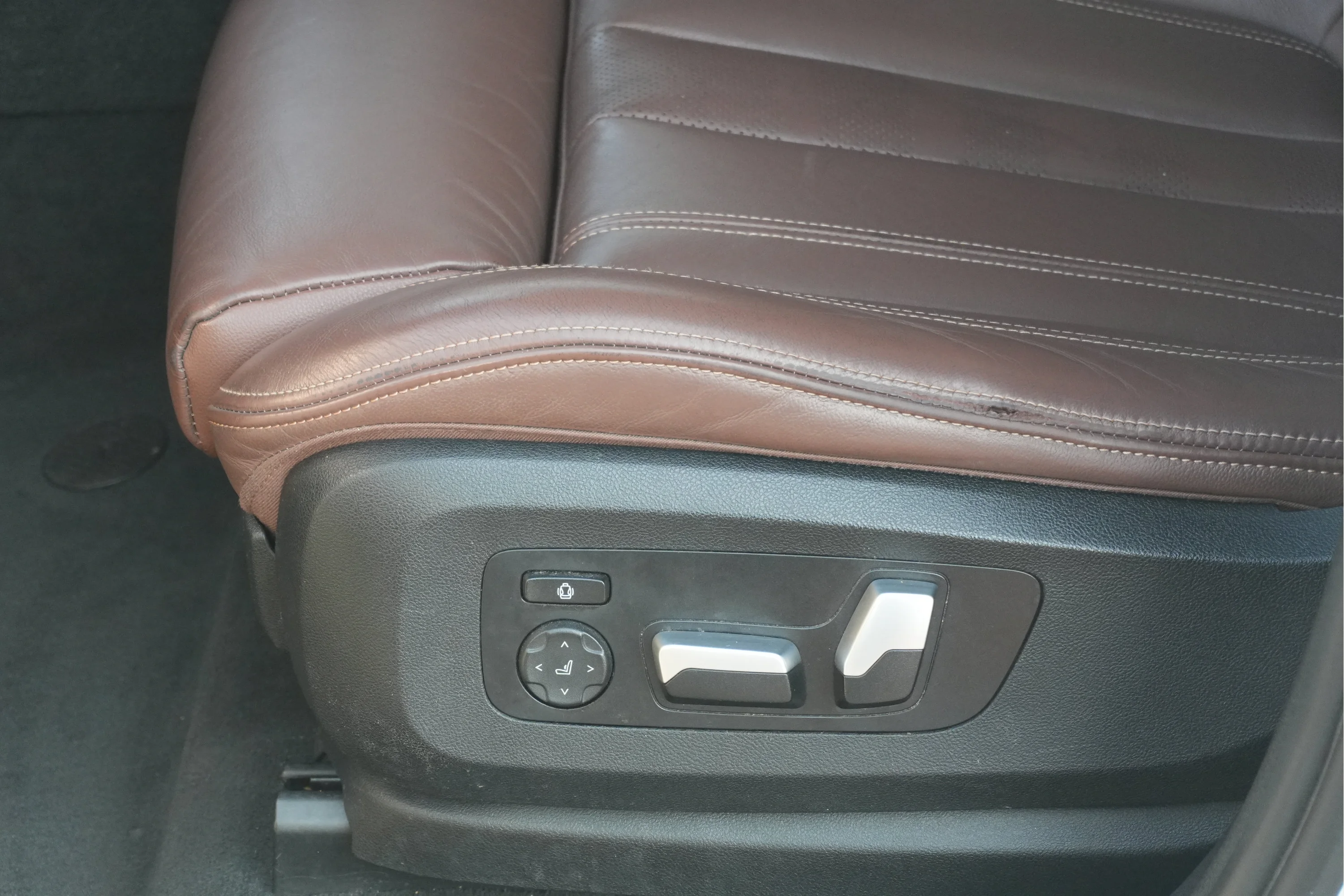 Used 2022 Mineral White Metallic BMW xDrive40i image 13