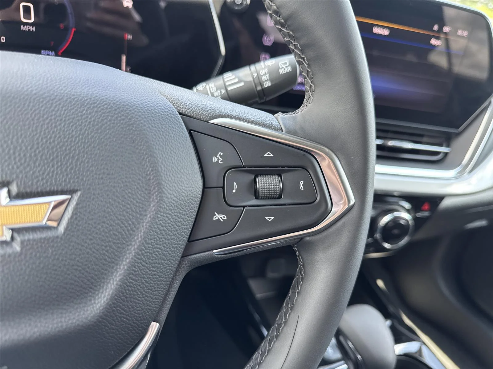 Used 2025 Summit White Chevrolet LT image 22