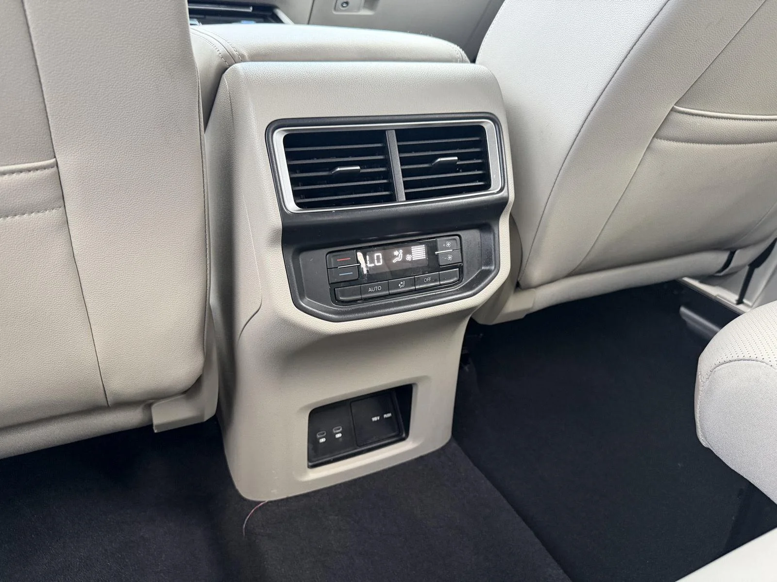 Used 2024 Pure White Volkswagen 2.0T SE w/Technology image 9