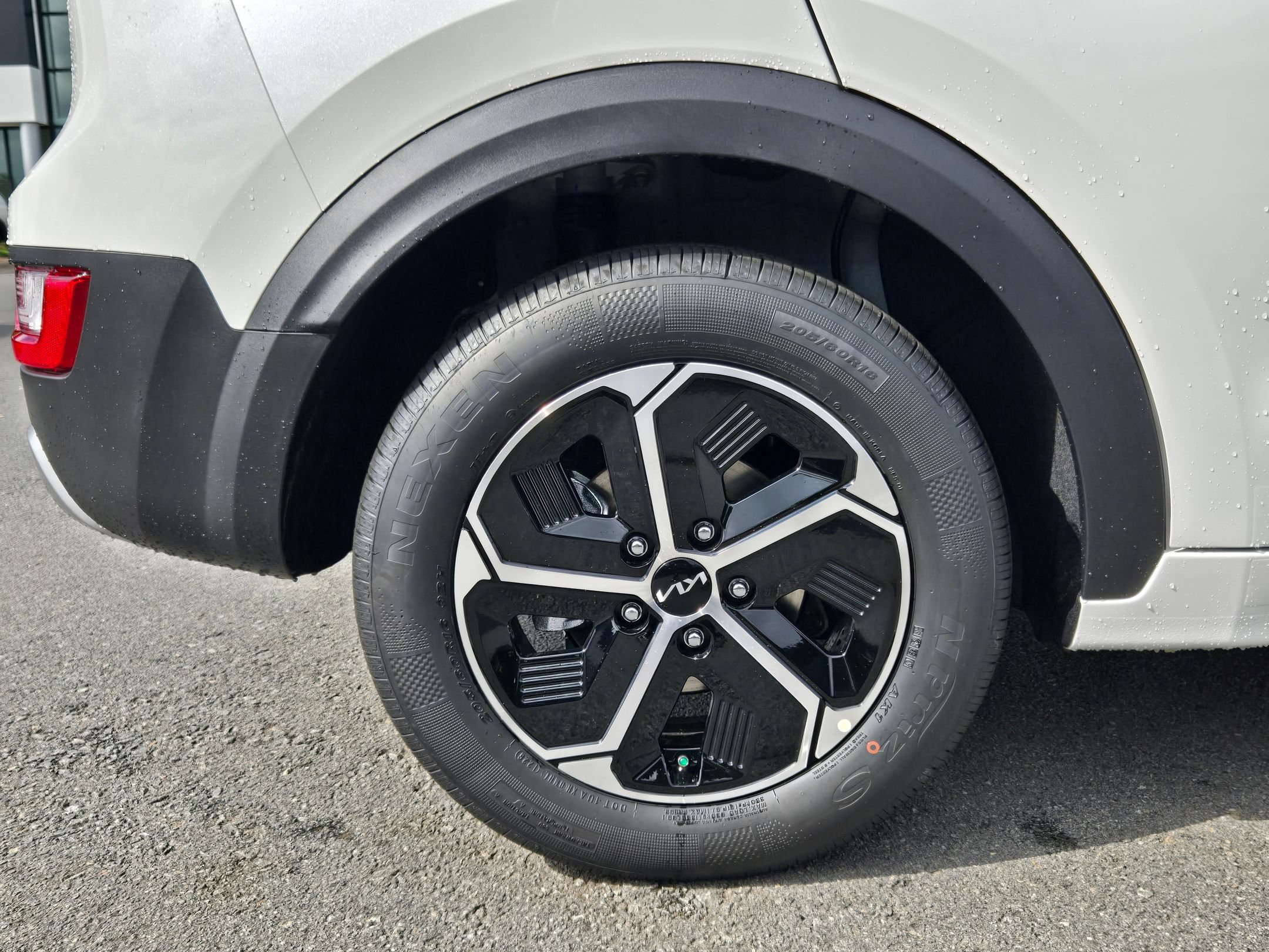 New 2026 Snow White Pearl Kia EX image 17