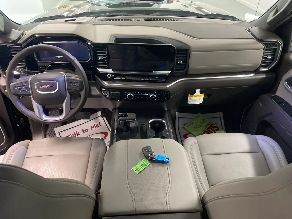Used 2025 Onyx Black GMC SLT image 19