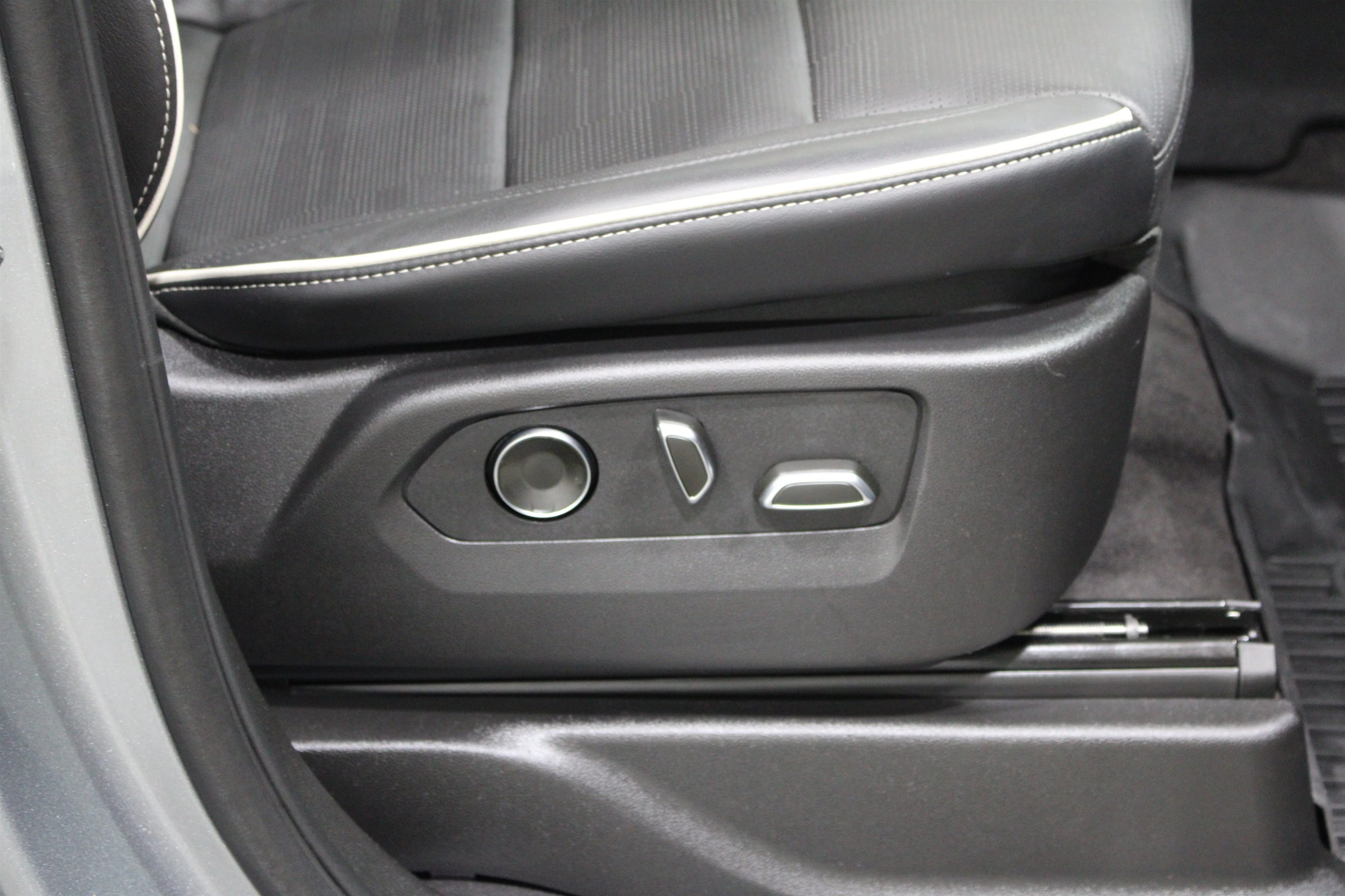 2024 Cadillac Escalade Premium Luxury - Photo 29