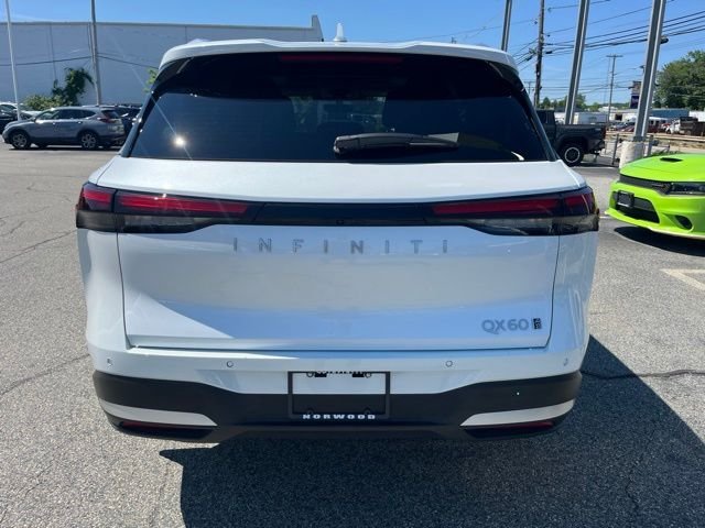Certified Used 2026 White INFINITI LUXE image 4