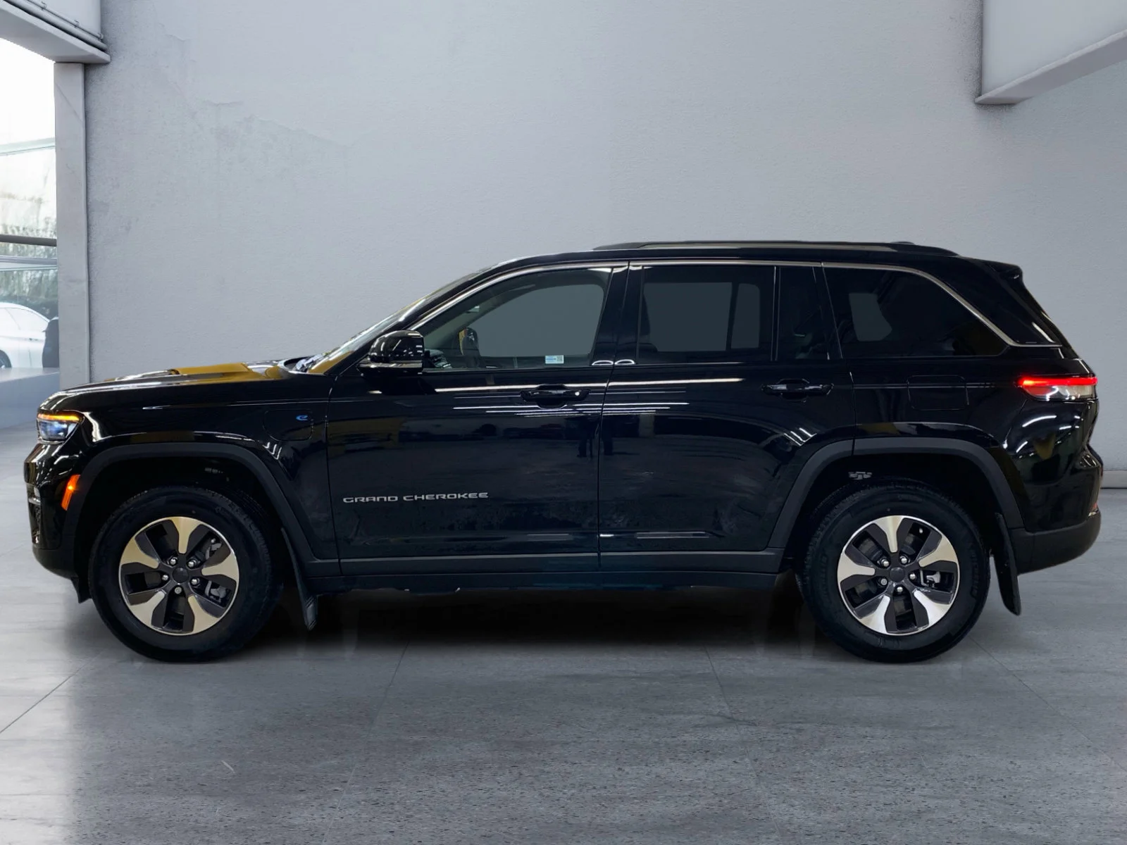 New 2023 Diamond Black Crystal Pearl Jeep  image 2