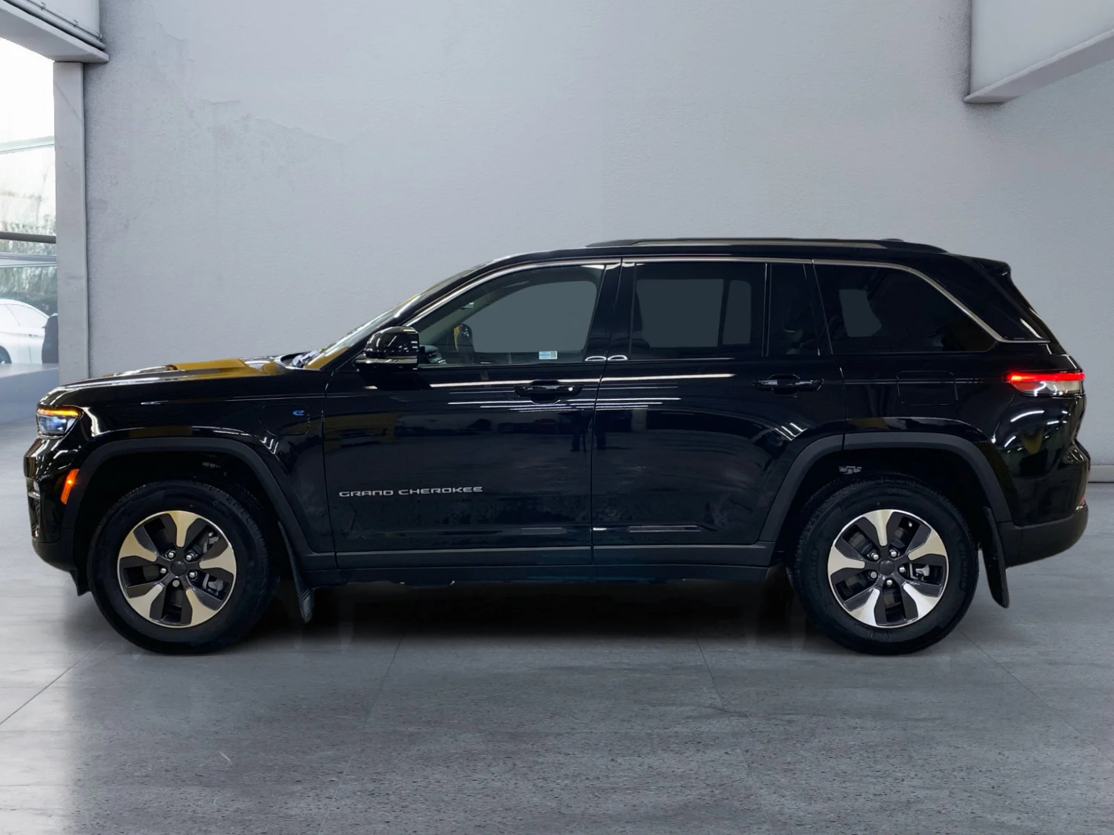 New 2023 Diamond Black Crystal Pearl Jeep  image 2