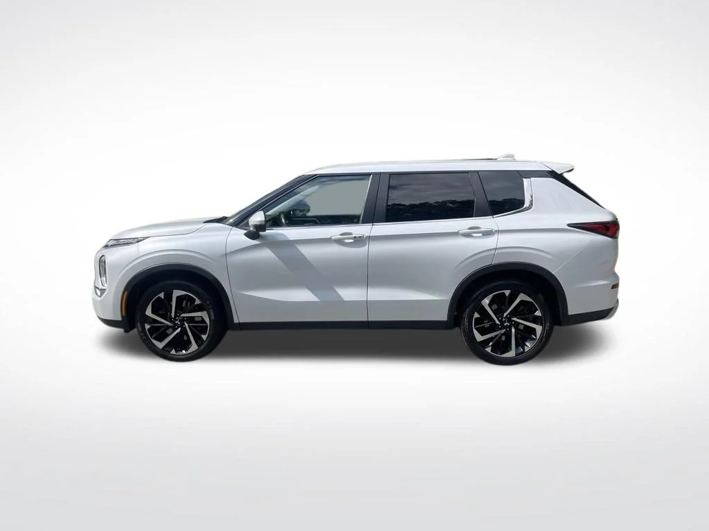 Used 2024 White Mitsubishi SE image 2