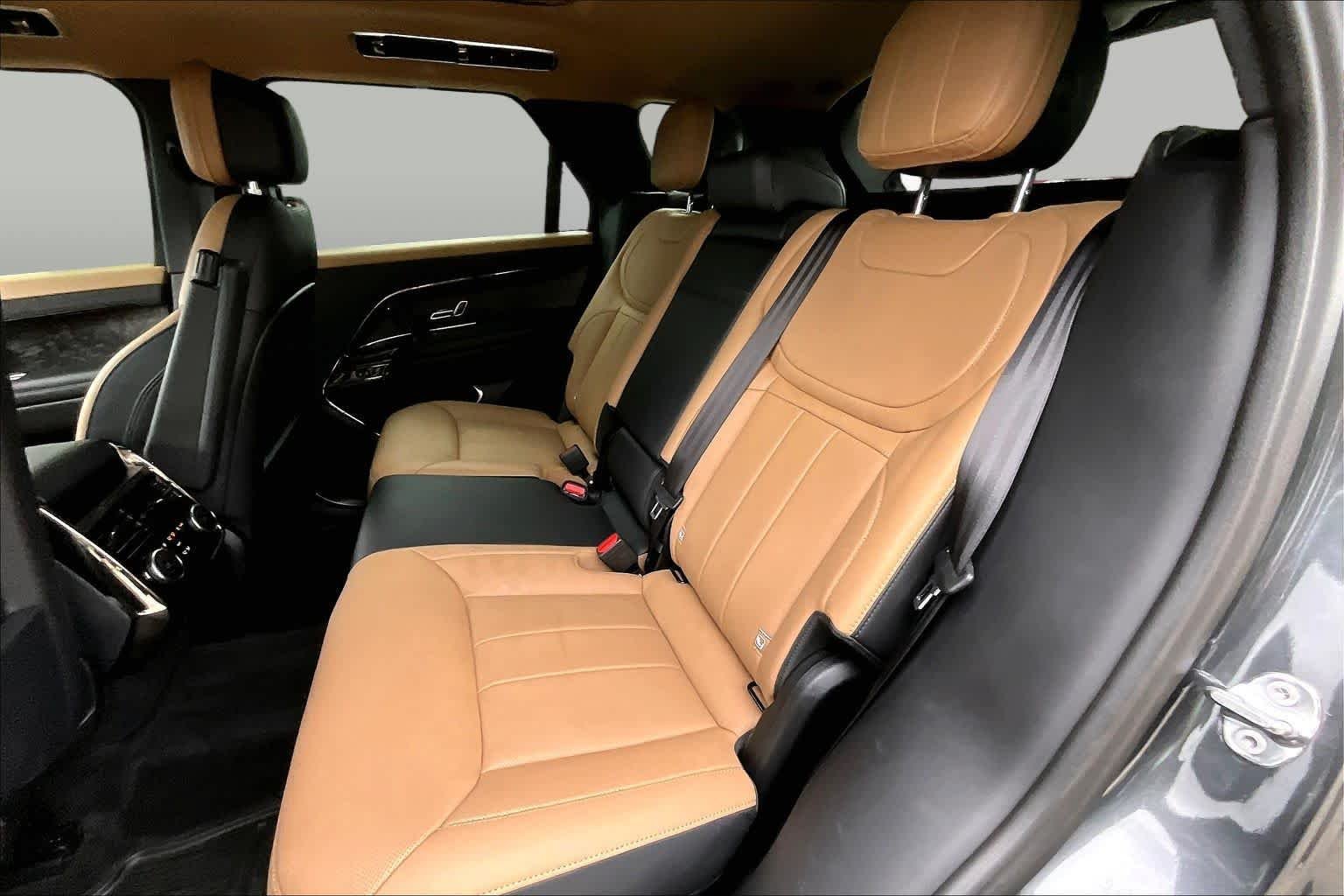 Used 2023  Land Rover SE Dynamic image 21