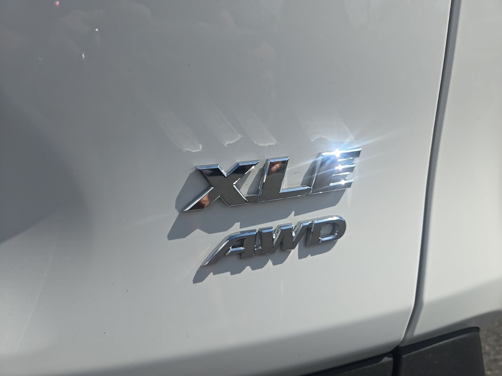 Used 2025 White Toyota XLE image 9