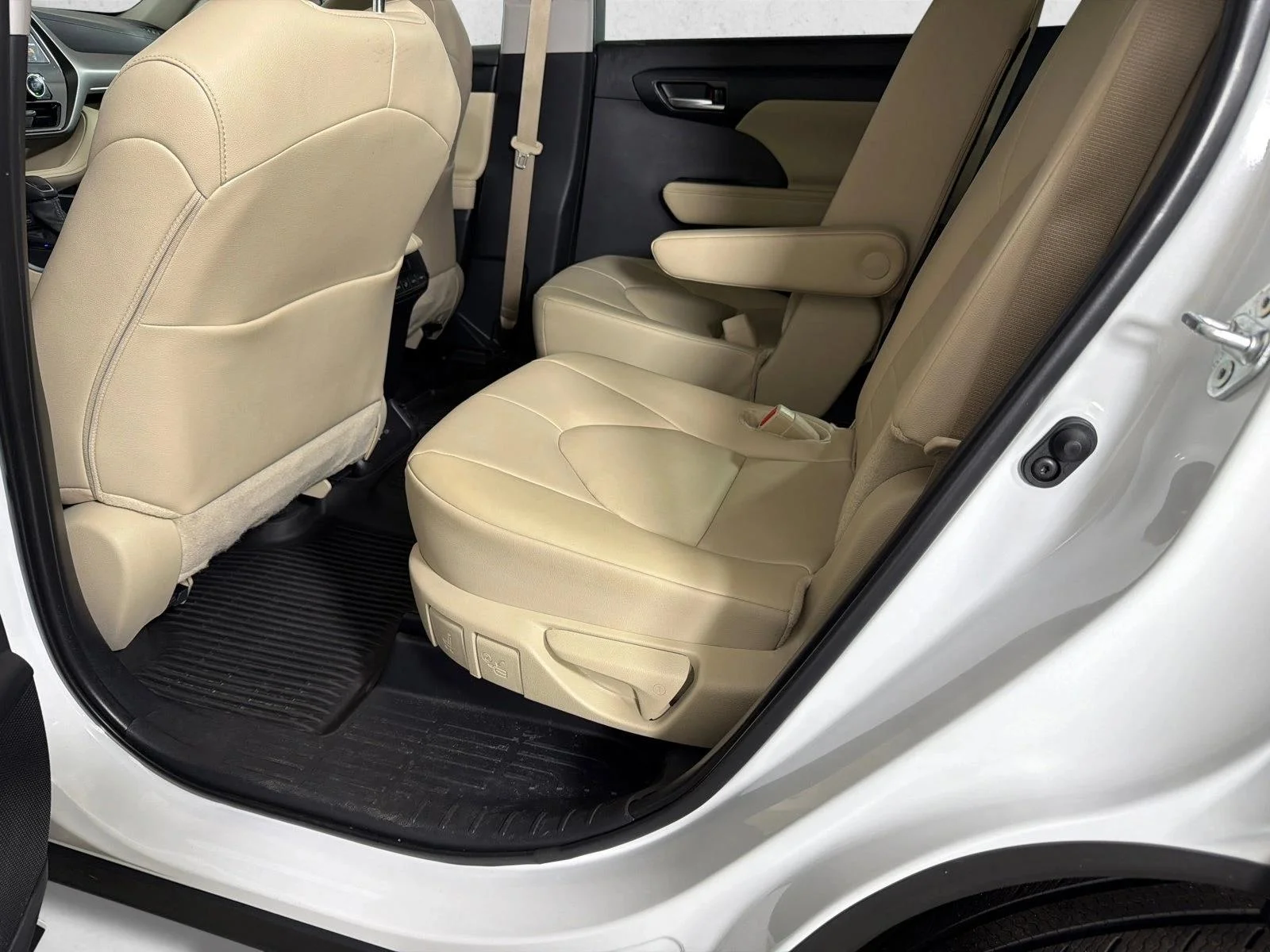 Used 2025 Gray Toyota LE image 22