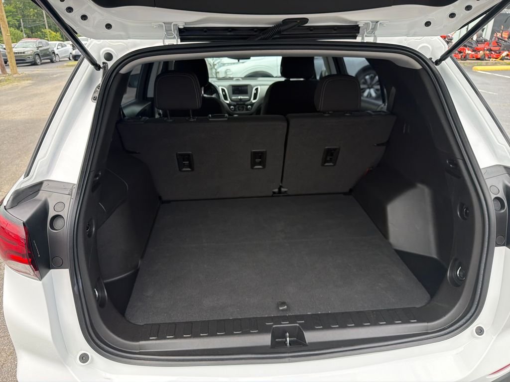 Used 2022 White Chevrolet LS image 9