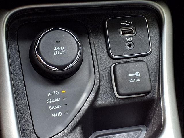 Used 2020 White Jeep Latitude image 19