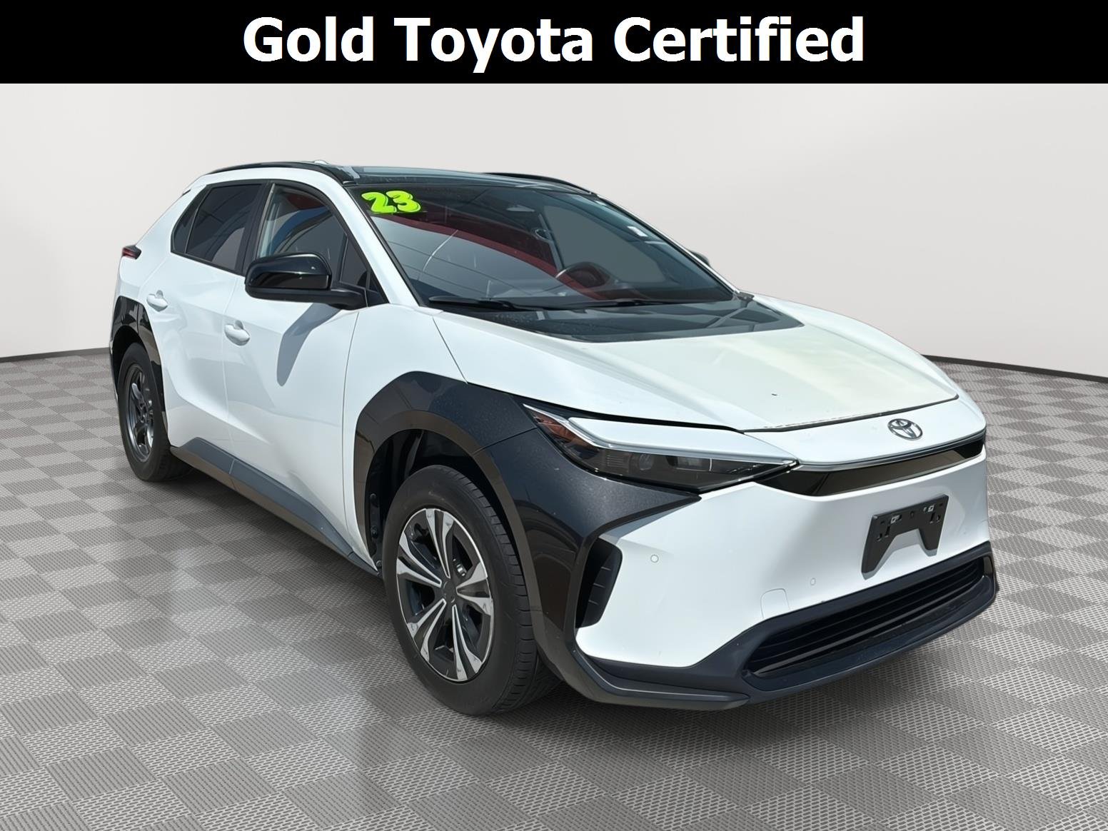 Used 2023 Wind Chill Pearl Toyota XLE image 1