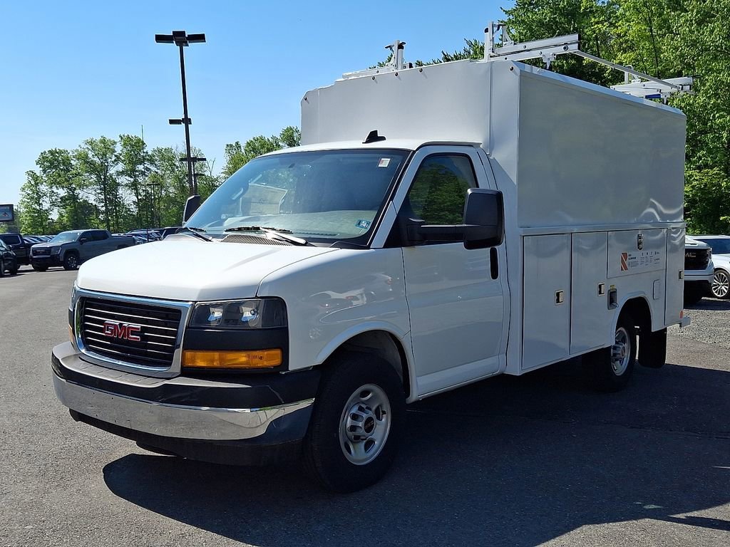 New 2025 Summit White GMC 1WT image 2