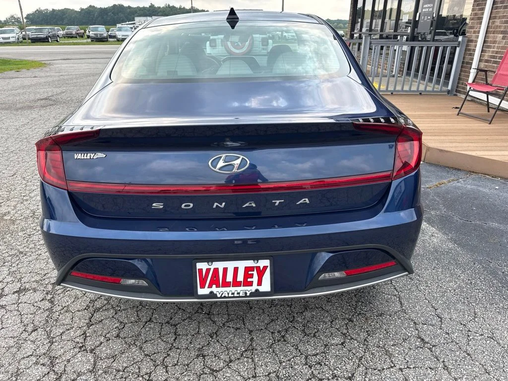 Used 2020 Blue Hyundai SE image 5