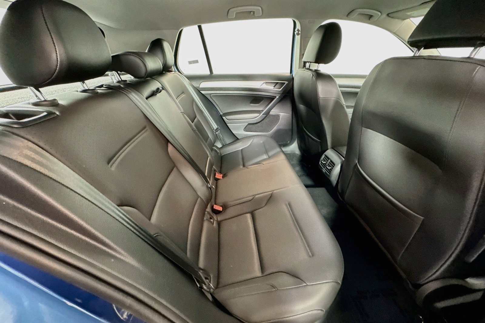 Used 2016 Pacific Blue Volkswagen SEL Premium image 25