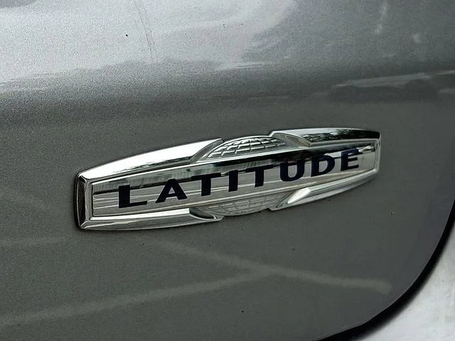 Used 2018 Silver Jeep Latitude image 34
