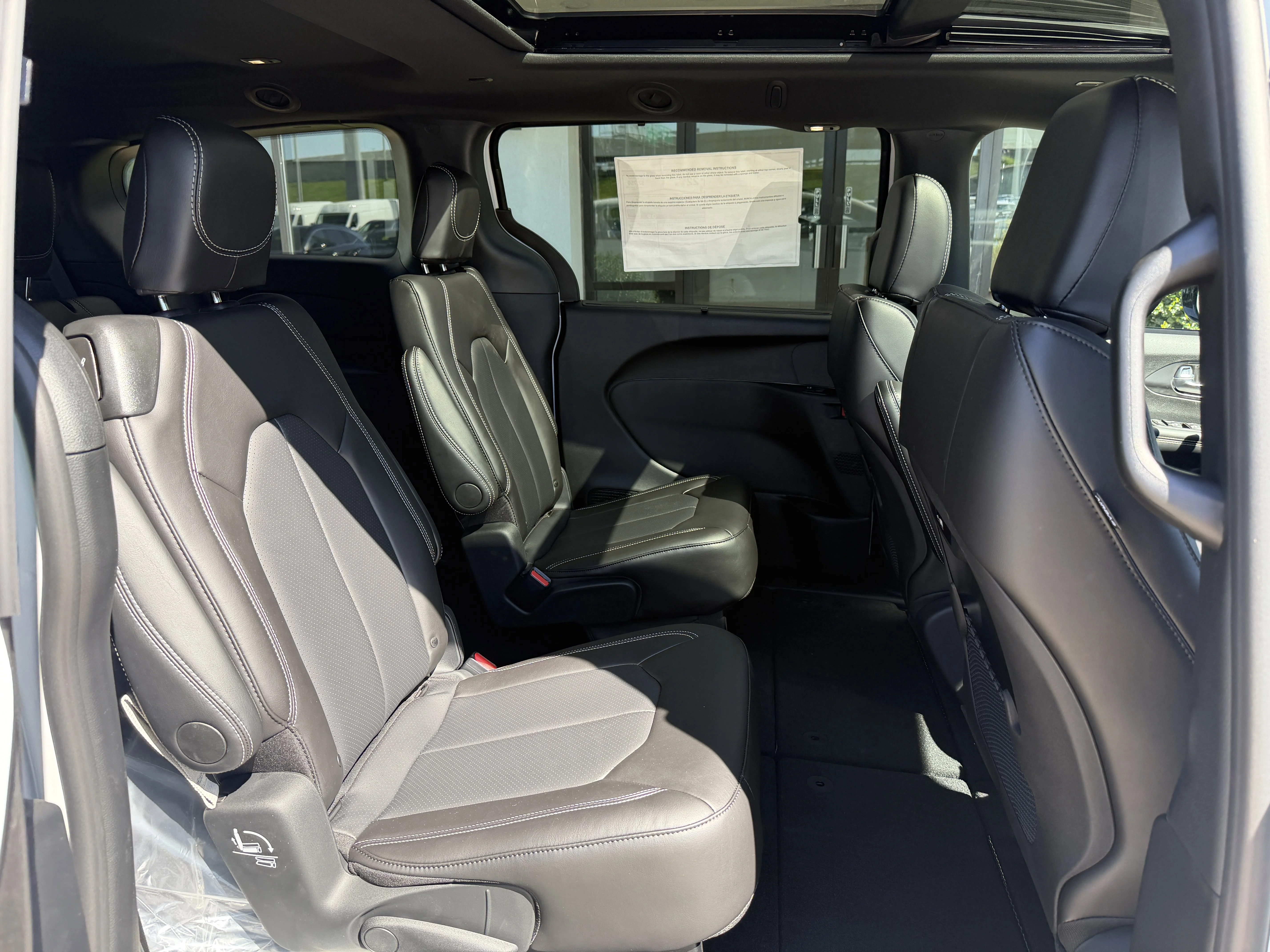 New 2026 Bright White Clear-Coat Exterior Paint Chrysler Select image 23