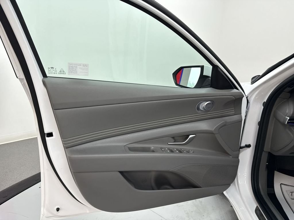 2025 Hyundai Elantra SEL - Photo 13