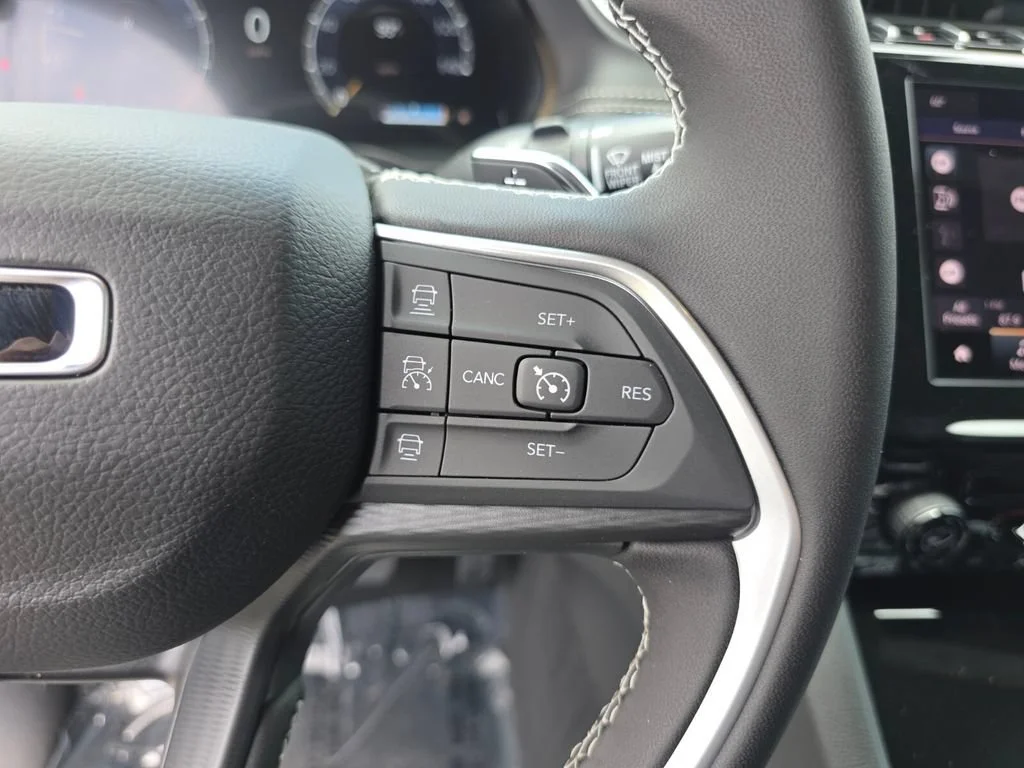New 2026 Silver Zynith Exterior Paint Jeep Laredo image 34