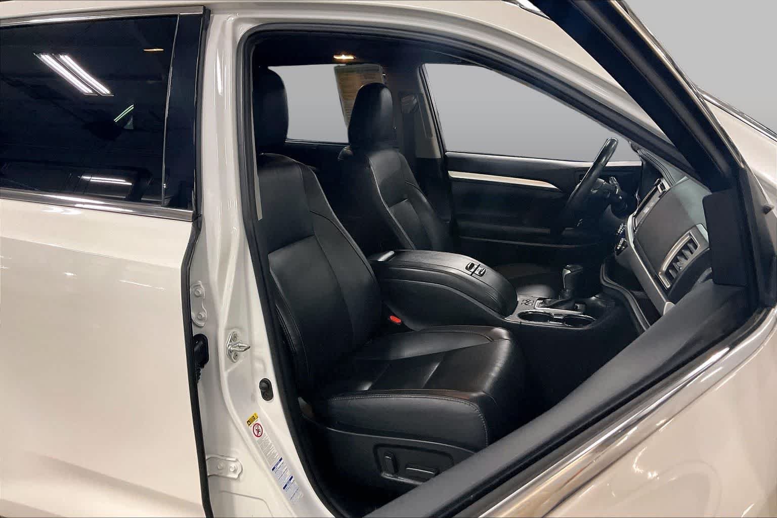 Used 2019 Blizzard Pearl Toyota XLE image 9