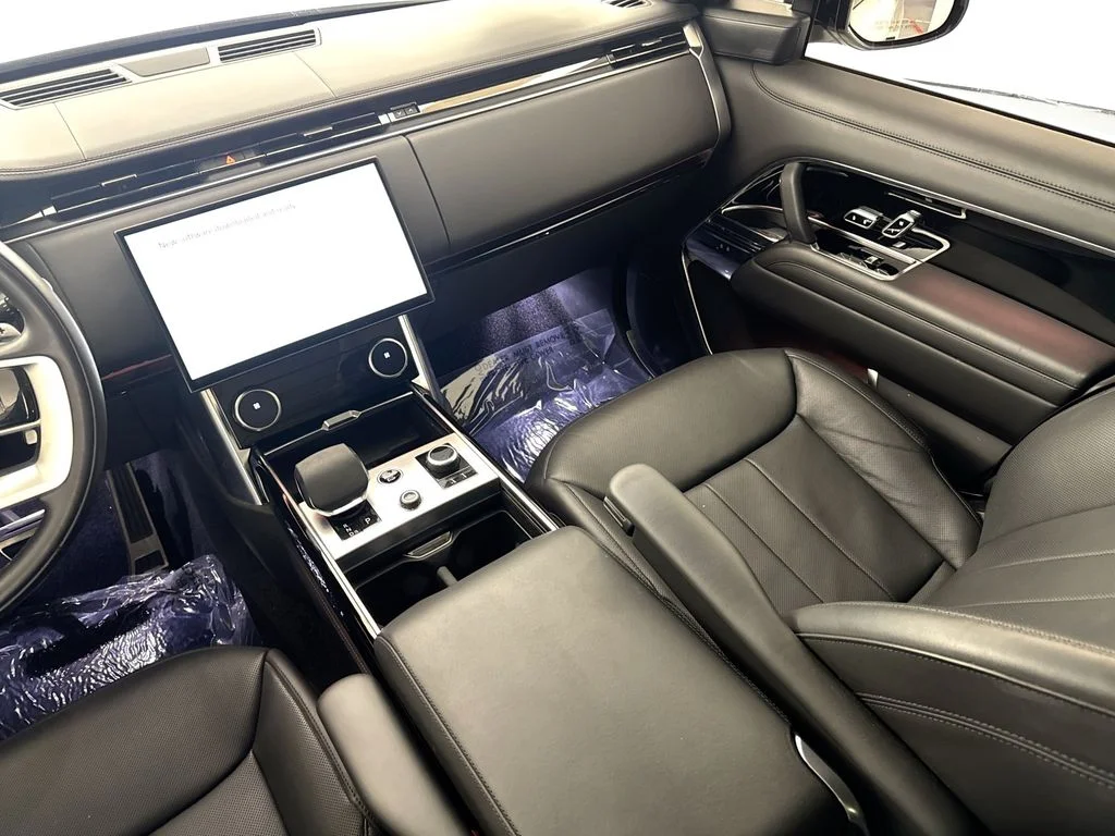 Used 2023 White Land Rover SE image 24