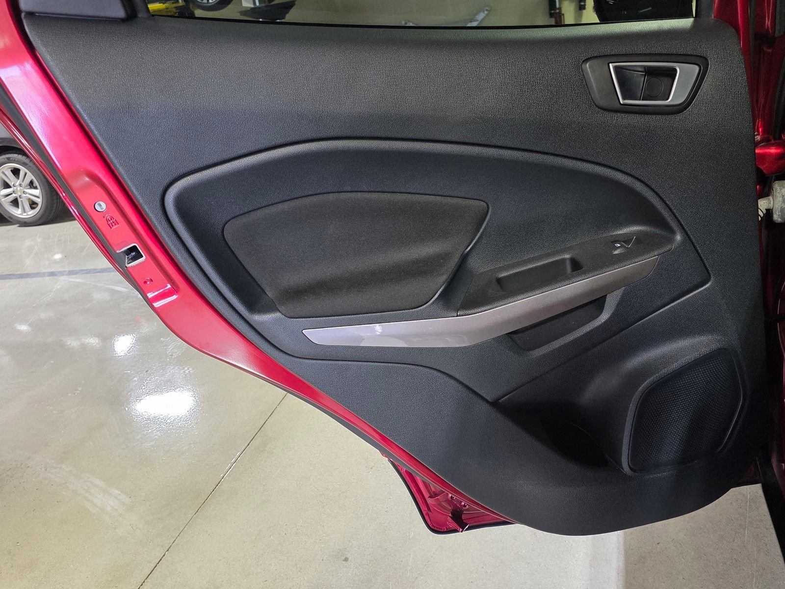 Used 2018 Ruby Red Metallic Ford SE image 13
