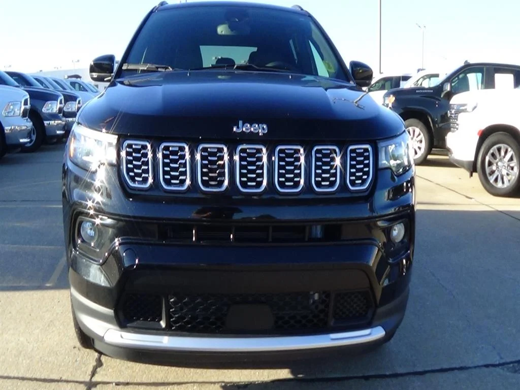Used 2024 Diamond Black Crystal Pearl Coat (pxj) Jeep Limited image 3