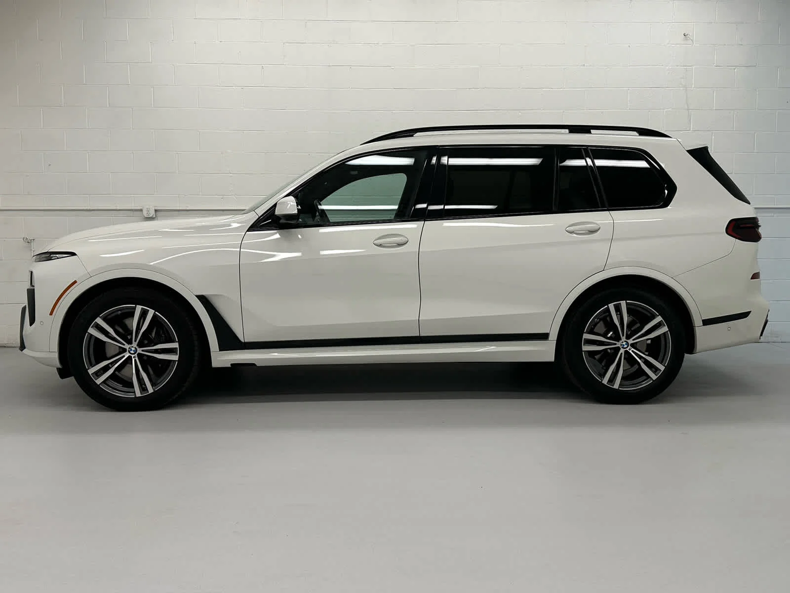 Used 2023 Alpine White BMW xDrive40i image 3
