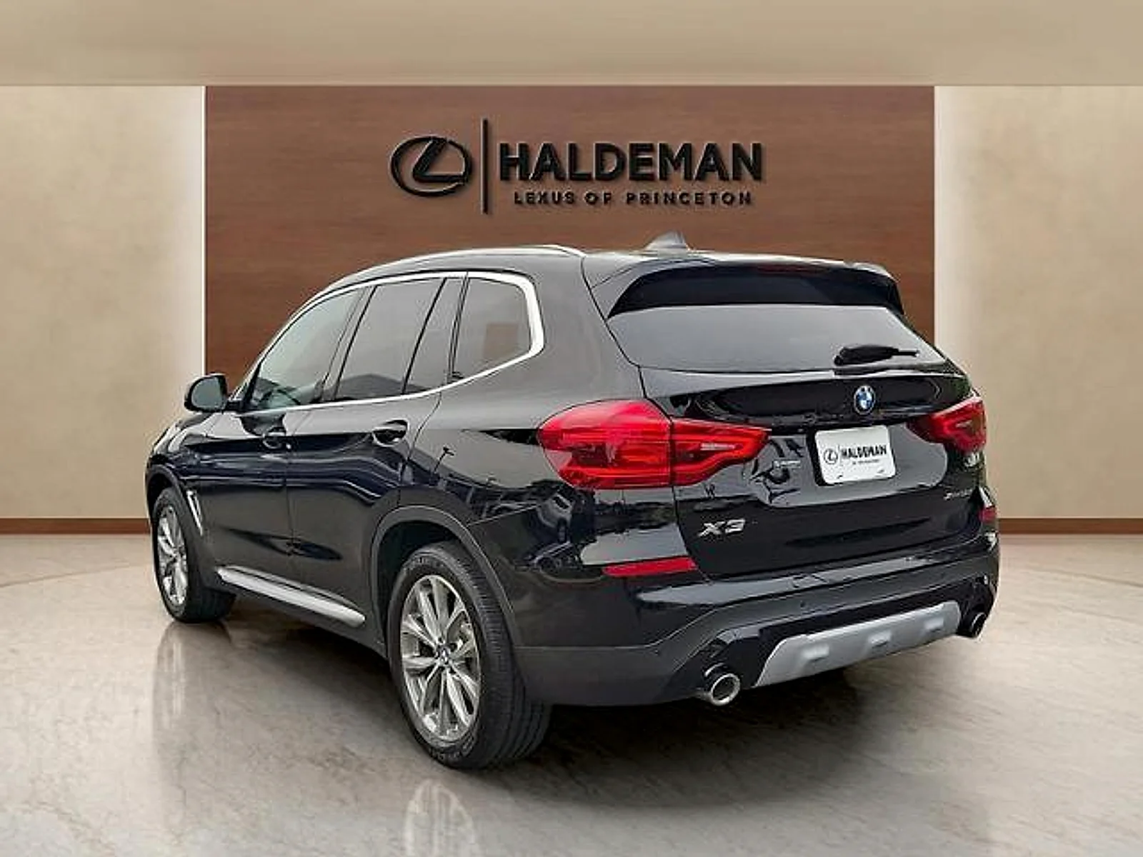 Used 2019  BMW xDrive30i image 4