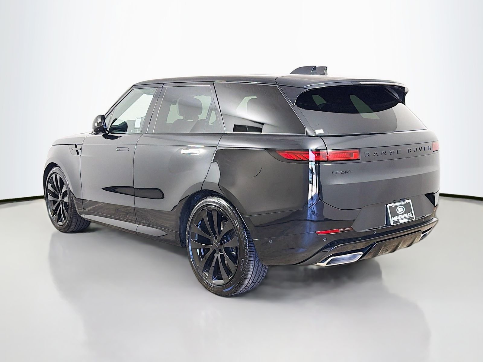 New 2026 Santorini Black Land Rover Dynamic SE image 3