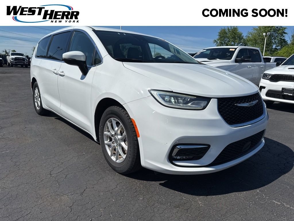 2023 Chrysler Pacifica Touring L's photo