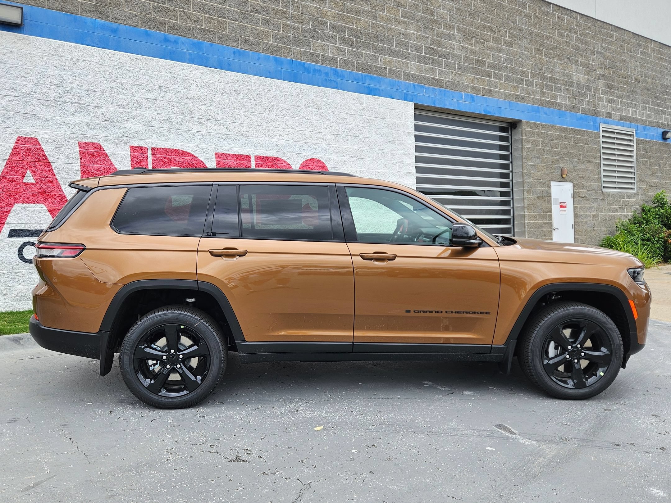 New 2026 Copper Shino Metallic Clear-Coat Exterior Paint Jeep Limited image 8