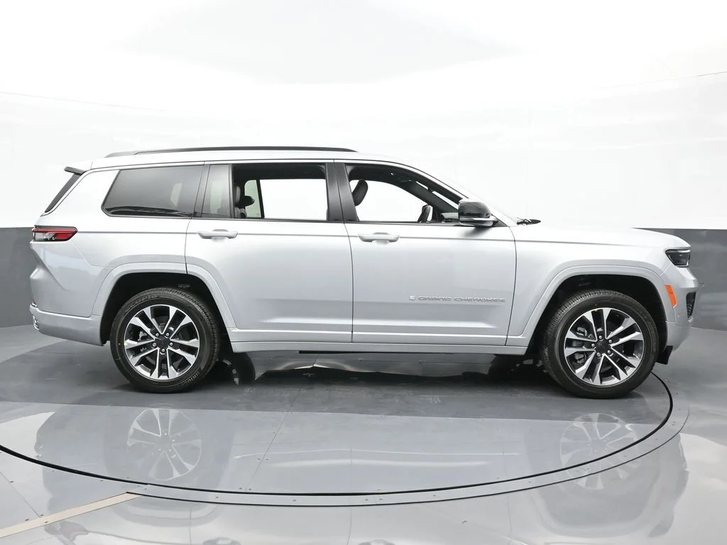 Used 2024 Silver Zynith Jeep Overland image 7