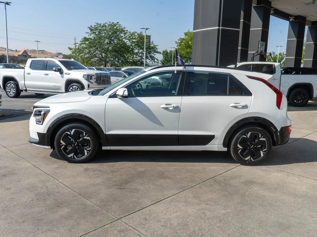 Certified Used 2023 White Kia Wind image 4