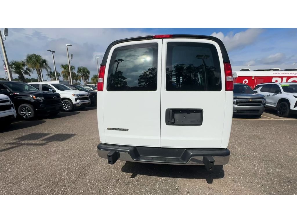 Used 2025 Summit White Chevrolet WT image 3