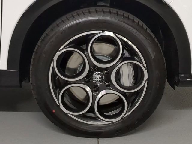 New 2025 Milano White Exterior Paint Alfa Romeo Base image 9