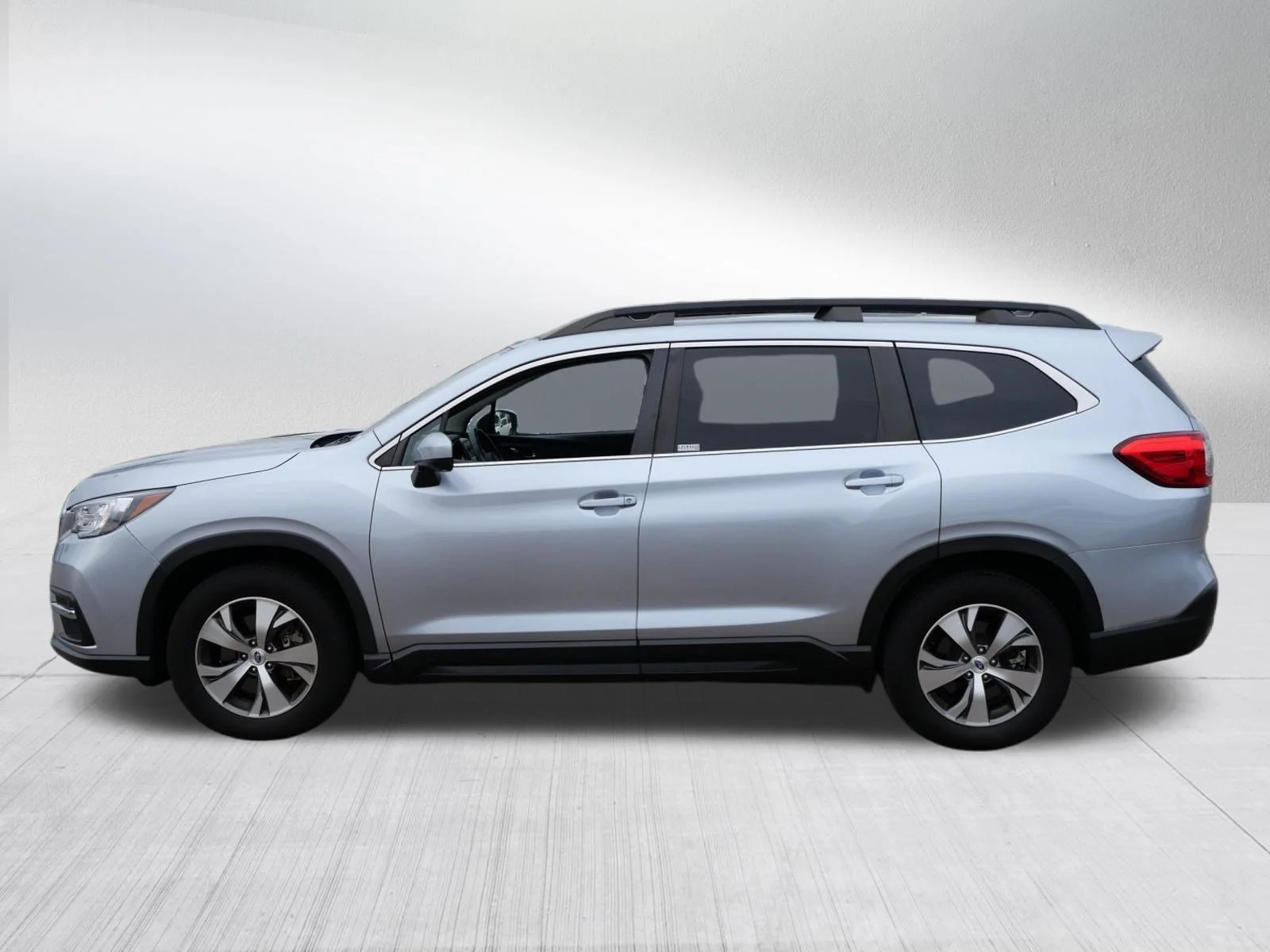 Used 2022 Ice Silver Metallic Subaru Premium image 4