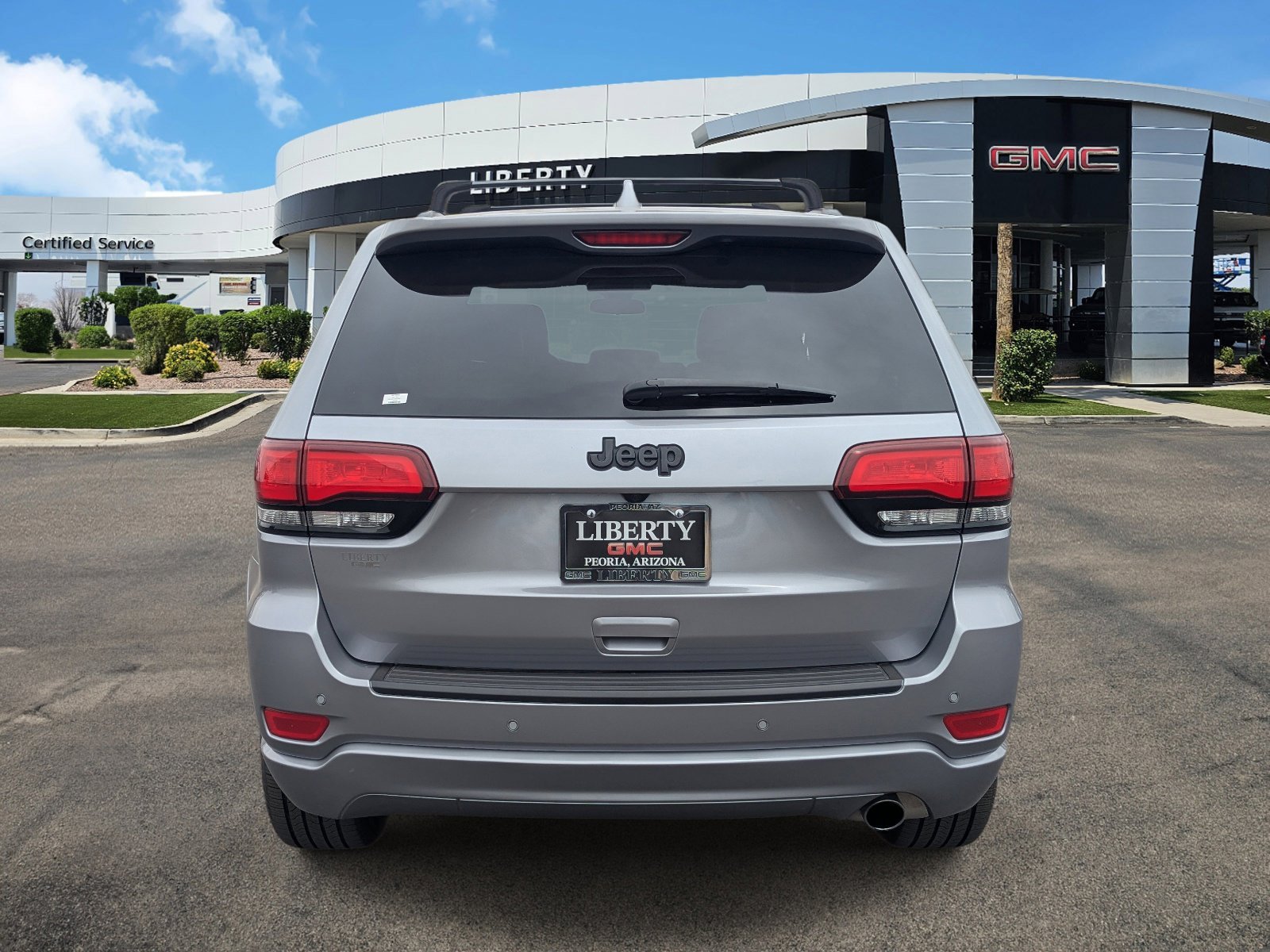 Used 2021 Billet Silver Metallic Clearcoat Jeep Laredo X image 27